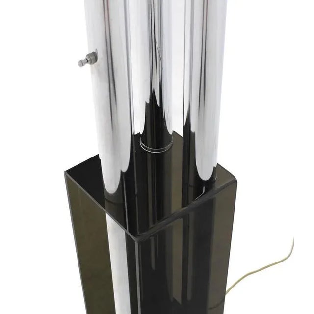 Mid-Century Modern Mid-Century Modern Lucite and Chrome Table Lamp For Sale - Image 3 of 10