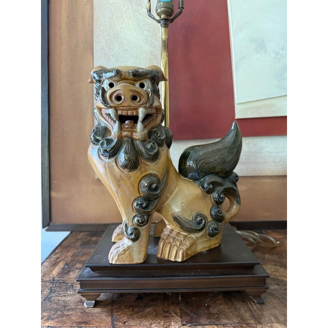 Vintage Hollywood Regency Chinese Foo Dog Ceramic Table Lamp Guardian Lion Chinoiserie For Sale - Image 4 of 12