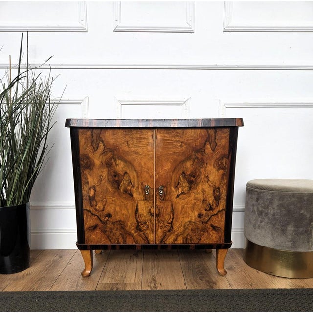 Brown Mid-Century Italian Art Deco Walnut Burl Veneer and Mirror Mosaic Bar Cabinet, 1950s For Sale - Image 8 of 12