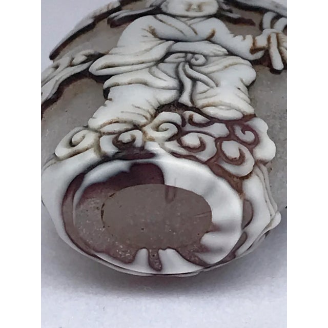 White Frosted Glass Snuff Bottle With White and Maroon Overlays With the Twin Genii of Harmony and Mirth For Sale - Image 8 of 10