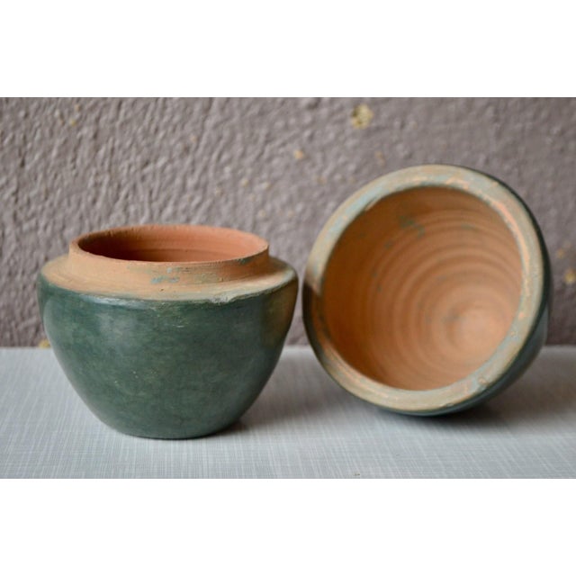 This lovely egg-shaped terracotta pot is an elegant covered pot. It evokes the organic designs of the 1950s and 60s. Its...