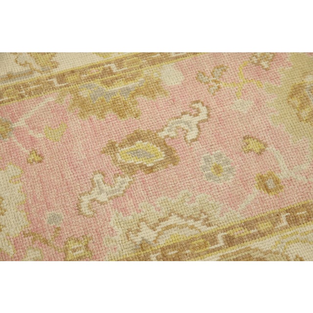 This modern Turkish Oushak rug is a stunning piece of art that has been handwoven using traditional techniques by skilled...