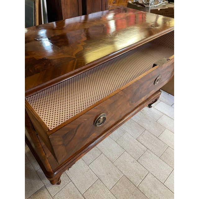 Venetian Louis XVI chest of drawers veneered in walnut with walnut inlays.