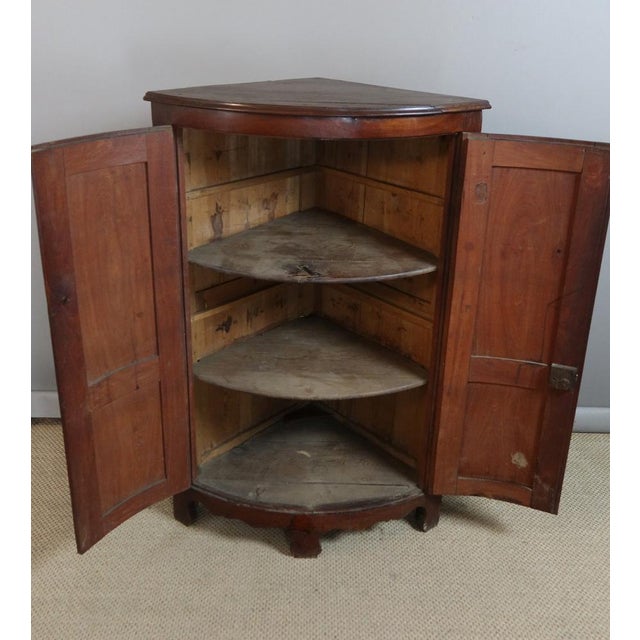 Superb late 18th-century mahogany corner cabinet. This piece is entirely in its original condition, complete with shelves...