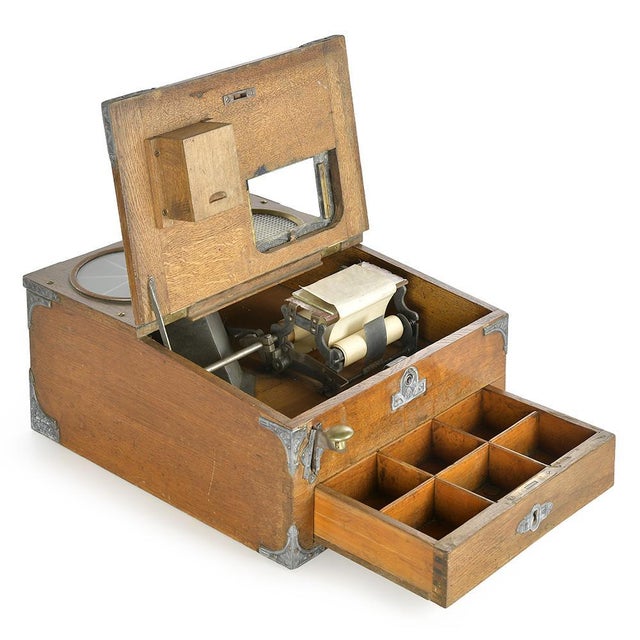 An elegant testament to the commerce of yesteryear, this mechanical cash register in wood and metal combines ingenuity,...