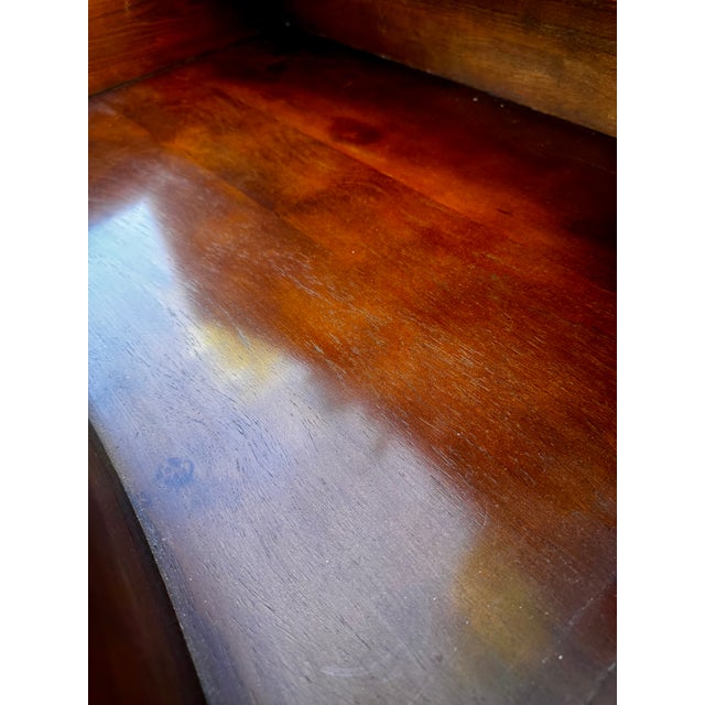 Dessin Fournir Style Serpentine Mahogany Chest For Sale In Denver - Image 6 of 9