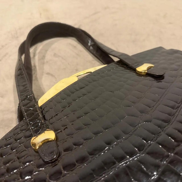 An Elegant 1960s Vintage Dark Brown Leather and Brass Clasp Italian Hand-Bag For Sale - Image 9 of 16