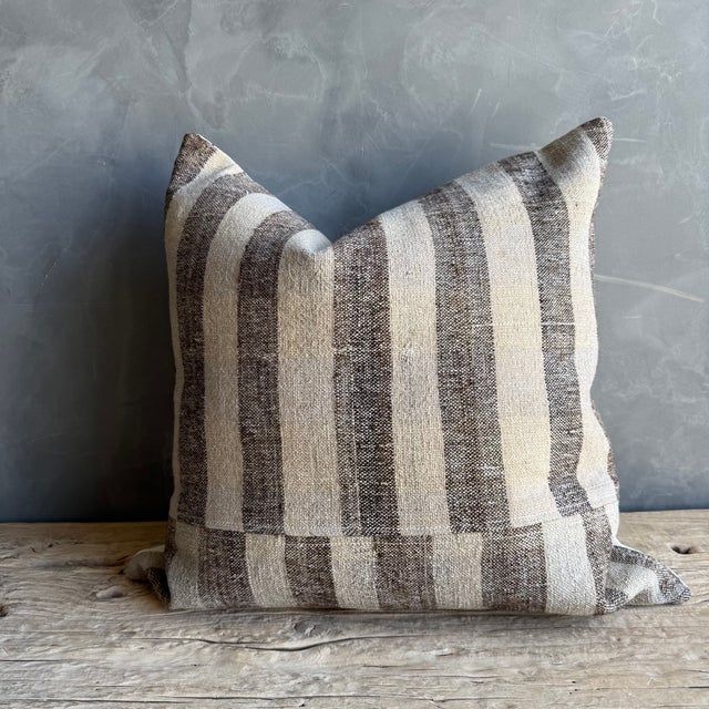 Size: 22" x 22" Main color: Brown / Wheat Includes: Down/Feather Insert Our vintage Turkish fabric pillows are...