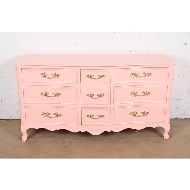 1960s Kindel Furniture French Provincial Louis XV Pink Lacquered Dresser, Newly Refinished For Sale - Image 5 of 12