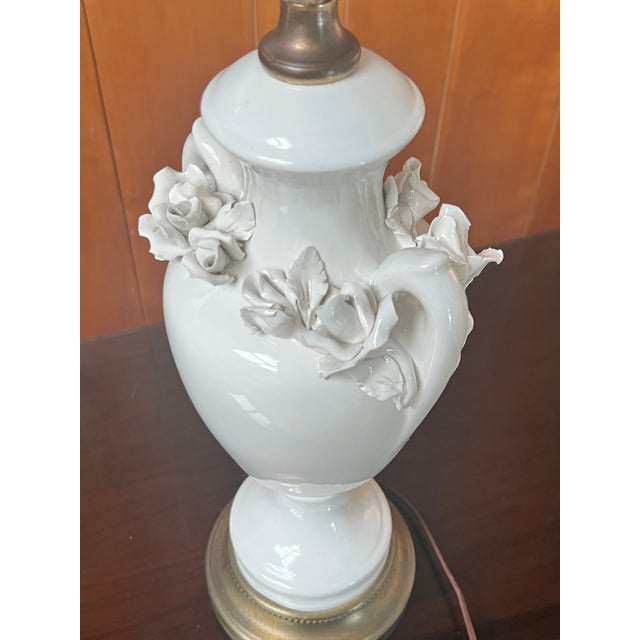Vintage Mid-Century Porcelain Urn-Style Table Lamp For Sale - Image 4 of 11