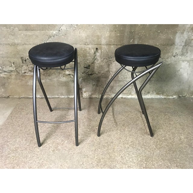 Set of Four Unique Postmodern Memphis-Style Bar Stools With Sharp Angular Gunmetal Tubular Steel Frames & Black Leather Seats For Sale - Image 4 of 12