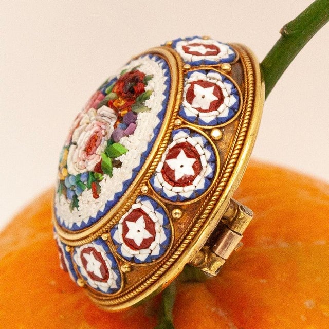 Early 20th Century Early 20th Century Victorian 14k Yellow Gold Floral Micro Mosaic Pin For Sale - Image 5 of 10