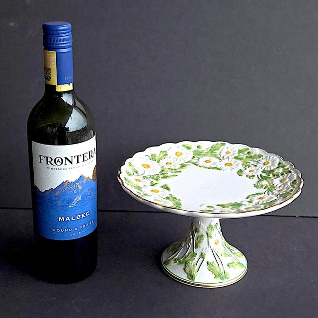 Mid-Century Modern 1960s Mottahedeh Ceramic Daisy Pedestal Cake Stand For Sale - Image 3 of 15