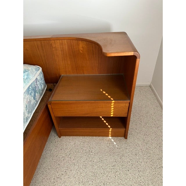 Mid-Century Modern Mid-Century Modern Teak Bedframe With Headboard & Floating Nightstands For Sale - Image 3 of 3