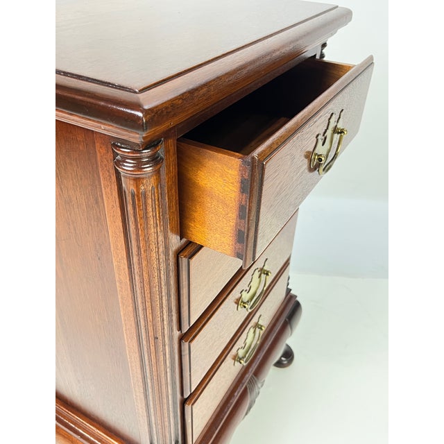 Vintage Continental Furniture Co. Queen Anne Style Mahogany 4-Drawer Bedside Chest For Sale - Image 6 of 16