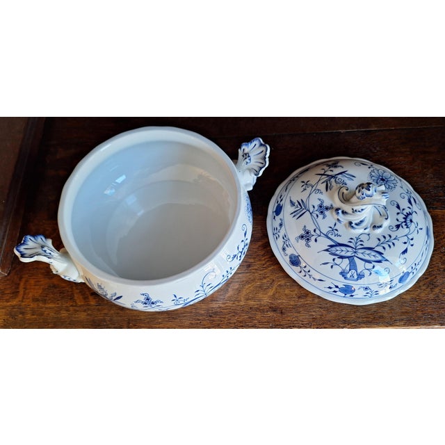 Onion Pattern Soup Tureen from Meissen, 1970s For Sale - Image 3 of 6