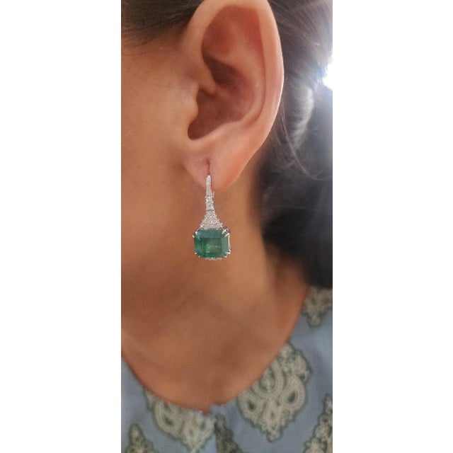 Natural zambian Emerald diamond earring in 18k gold For Sale - Image 14 of 18