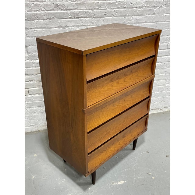 Mid Century Modern Scalloped Drawer Dresser by Johnson Carper, C. 1960's For Sale In New York - Image 6 of 12