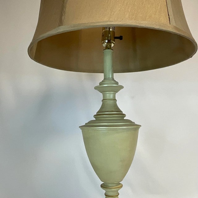 Ivory 1970s Vintage French Regency Style Metal Tole Table Lamp. For Sale - Image 8 of 12