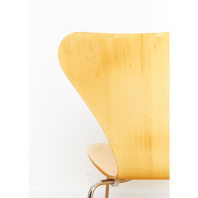 Wood 3107 Series 7 Chairs by Arne Jacobsen for Fritz Hansen, 2002 For Sale - Image 7 of 15