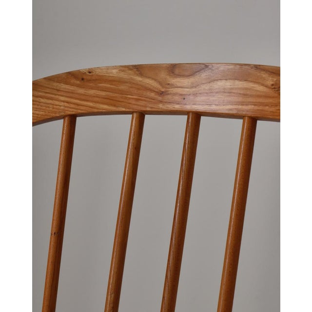 Scandinavian Modern Windsor Chair in Patinated Ash and White Bouclé by Hans J. Wegner, 1940s For Sale - Image 12 of 18