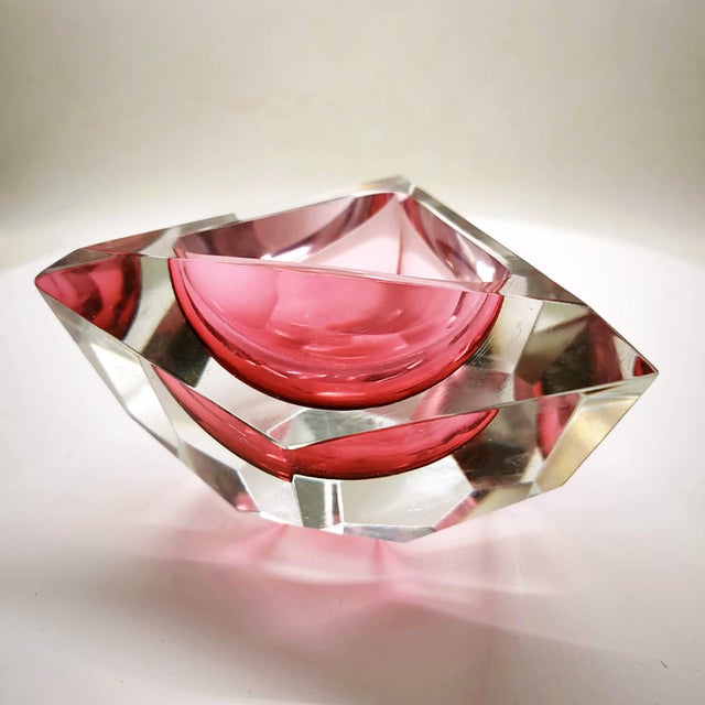 1960s Multifaceted Triangular Ashtray or Catch-All in Pink Murano Glass attributed to Flavio Poli for Seguso, Italy, 1960s For Sale - Image 5 of 9