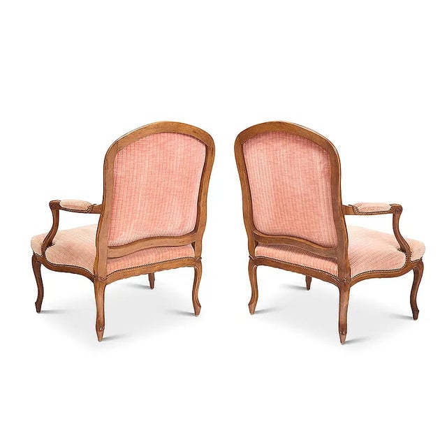 French Pair of Rose Tarlow Melrose House Louis XV Walnut Fauteuil Arm Chairs For Sale - Image 3 of 7