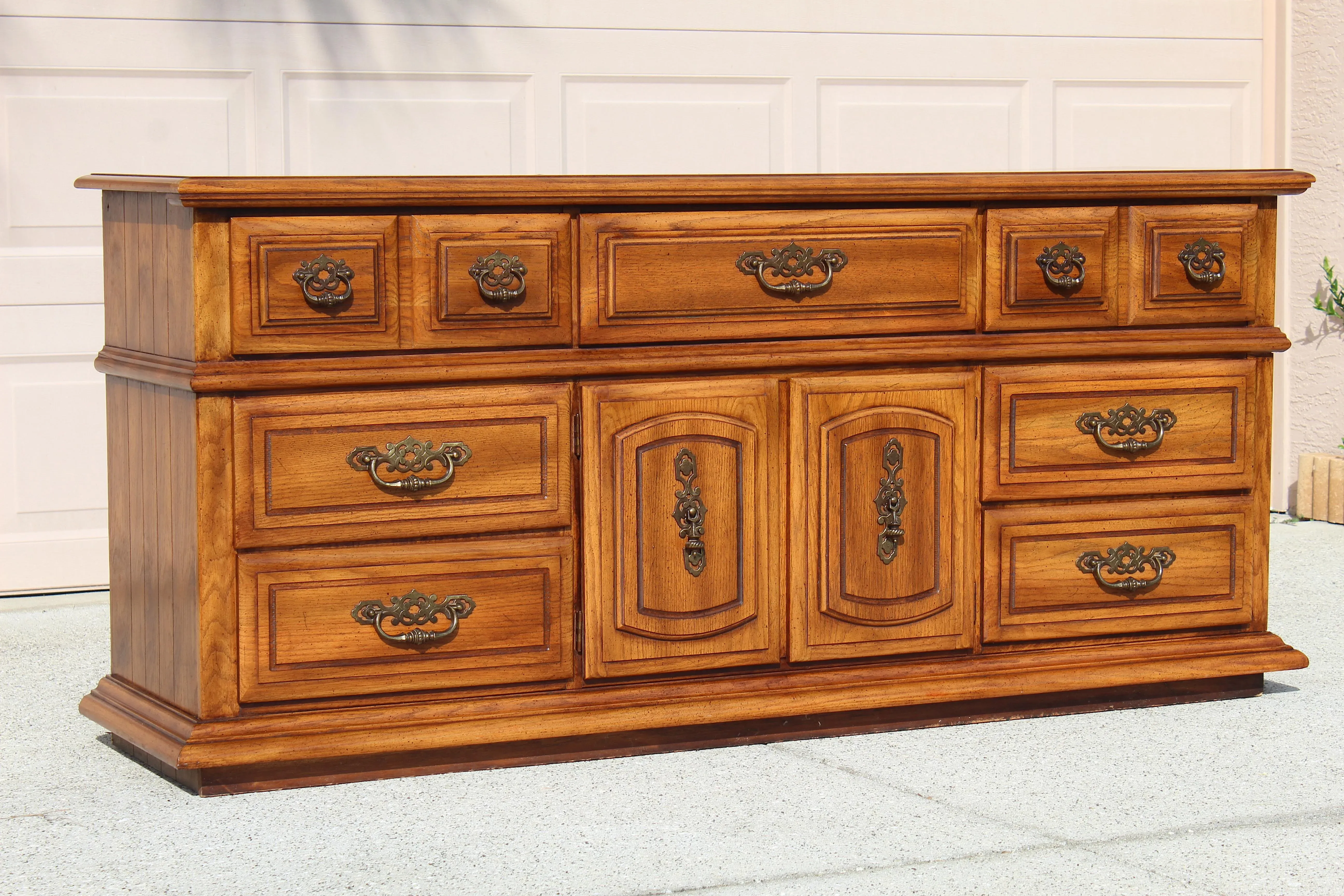 フランスアンティーク　エプロン　dahl'ia BLAMINK DRAWER 1970s Vintage Broyhill Premier Oak Dresser – 9-Drawer Solid Wood