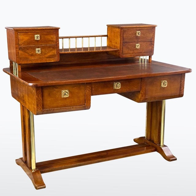 This Biedermeier writing desk from the first half of the 19th century showcases refined craftsmanship and thoughtful...