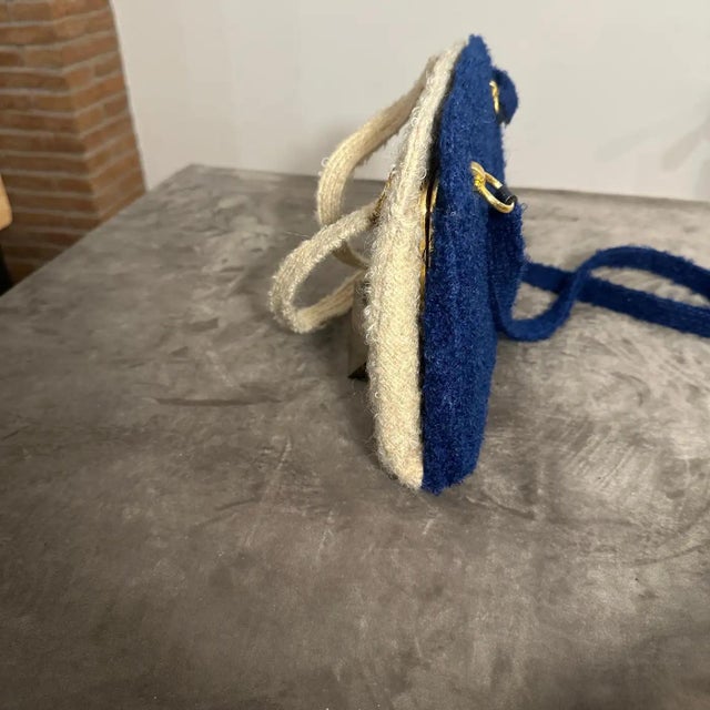 A Stylish 1960s Blue and Creamy Fabric Double-Face Italian Hand-Bag For Sale - Image 4 of 9