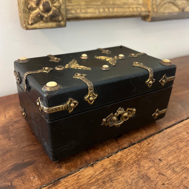 French Parisian Zimmer’s House Black Lacquered Wood Napoleon III Box For Sale - Image 3 of 11