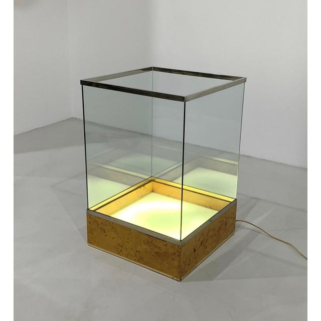 Floor lamp from 1970, the burl wood base supports four crystals connected by a brass profile, inside a white opal glass...