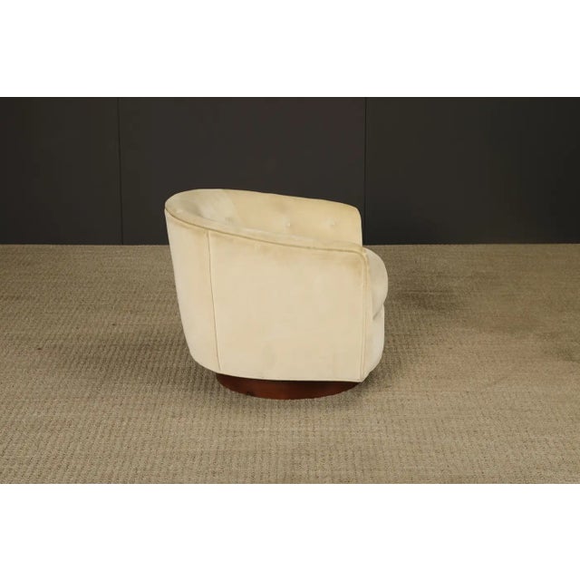Barrel-Back Swivel Club Chair W Walnut Base in the Style of Milo Baughman, 1970s For Sale - Image 11 of 17