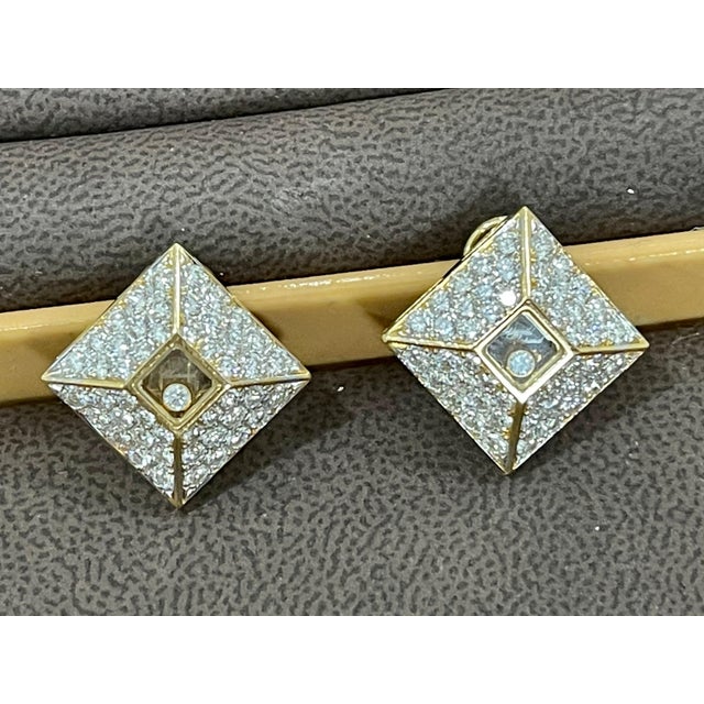 Inspired by sparkling drops of water in a waterfall, Chopard’s ‘Happy Diamonds’ collection is characterised by moving...