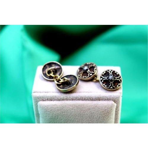 Gold Cufflinks with Shell Reliefs and Diamond Chips in the Center, Set of 2 For Sale - Image 4 of 7