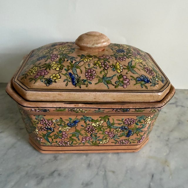 Antique Chinese porcelain trinket box or tea caddy. Approximate dimensions: Height: 5" Width: 7.5" Depth: 4.5