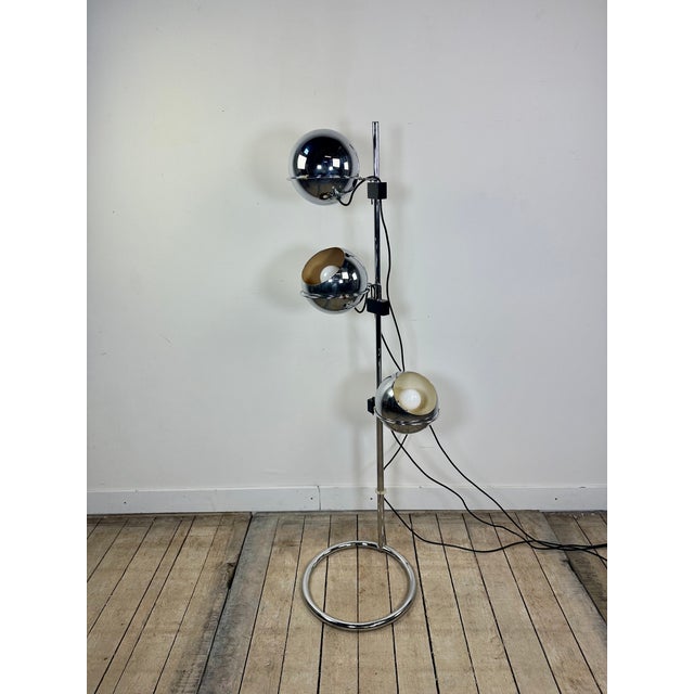 A vintage floor lamp from the 1970s, emblematic of the Space Age era. with its fluid lines and graphic design, it will fit...