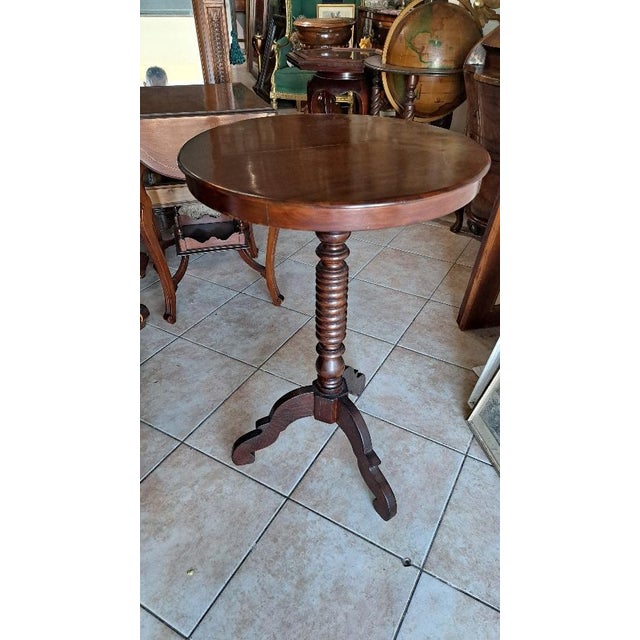 NINETEENTH CENTURY (1800 - 1900) Italian coffee table in solid walnut with turned column – late 19th century Elegant...