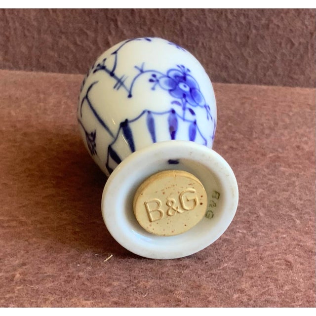 Bing & Grondahl 1960s Bing & Grondahl Blue & White Traditional Salt & Pepper Shakers For Sale - Image 4 of 7