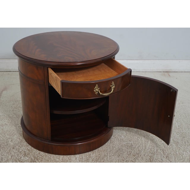 Traditional Henkel Harris Model 5442 Mahogany Round Lamp Table For Sale - Image 3 of 12