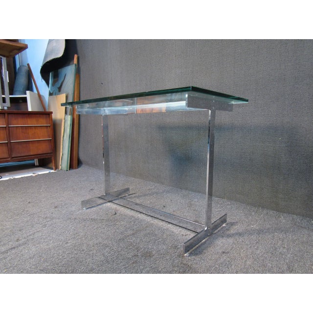 Transparent Mid 20th Century Glass and Chrome Side Table in the Style of Milo Baughman For Sale - Image 8 of 11