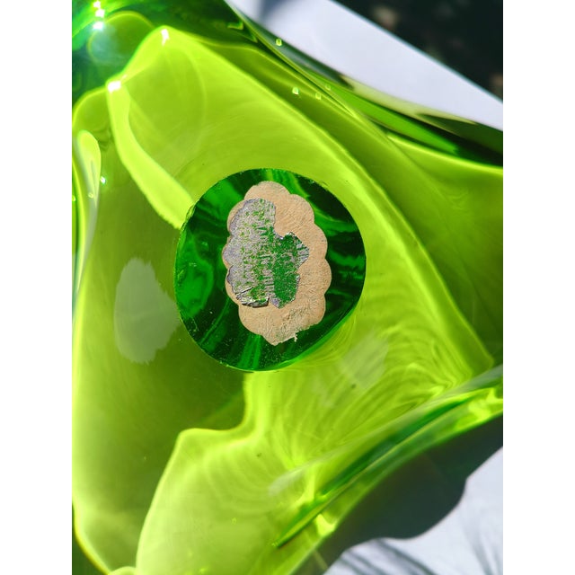 Emerald Mid-Century Murano Art Glass Bowl – Lush Emerald Green Freeform Design For Sale - Image 8 of 8