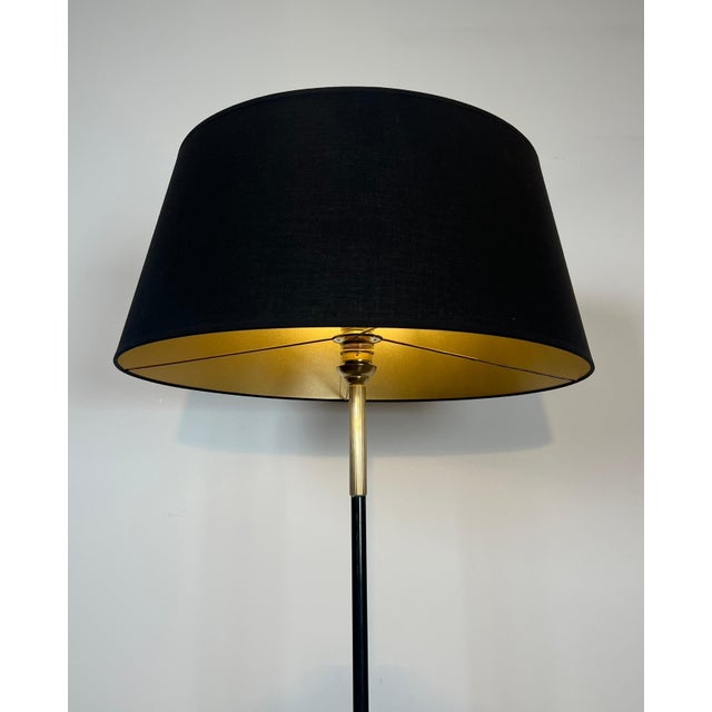 1950s 1950s Floor lamp in black lacquered metal and brass design with magazine rack For Sale - Image 5 of 12