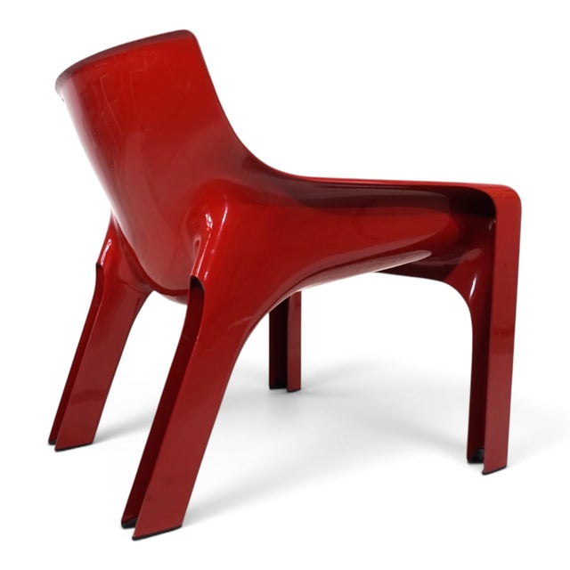 This Vicario armchair was designed by Vico Magistretti, one of the most influential Italian designers of the 20th century,...