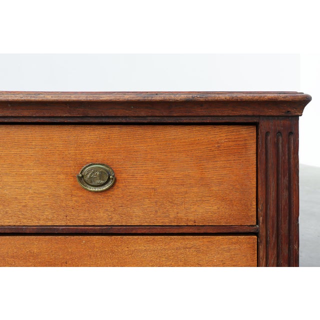 Brown French Louis XVI Oak Commode with Fluted Corner Posts and Brass Handles, 1800 For Sale - Image 8 of 12