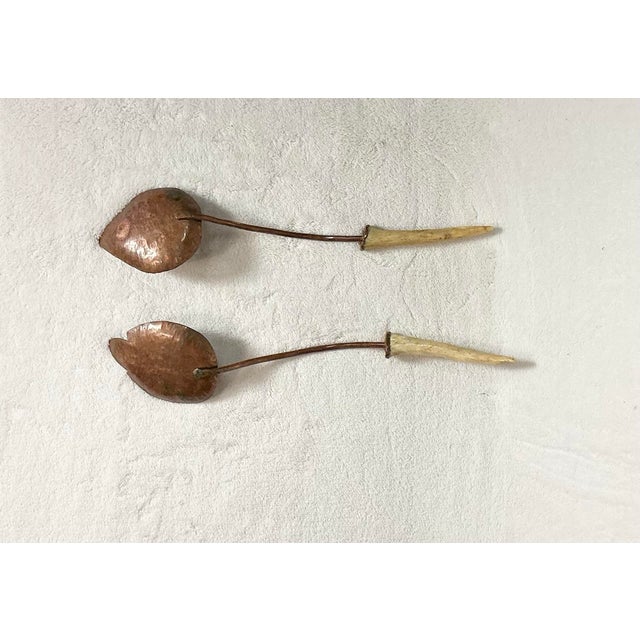 1990s Copper Hand-Hammered Leaf Shape With Antler Spoon and Fork Salad Servers Vintage For Sale - Image 5 of 11