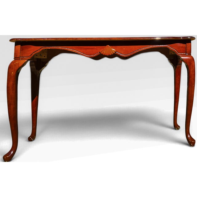 Queen Anne Late 20th Century Queen Anne Style Carved Shell Inlaid Banded Mahogany Console Sofa Table With Pad Feet For Sale - Image 3 of 18