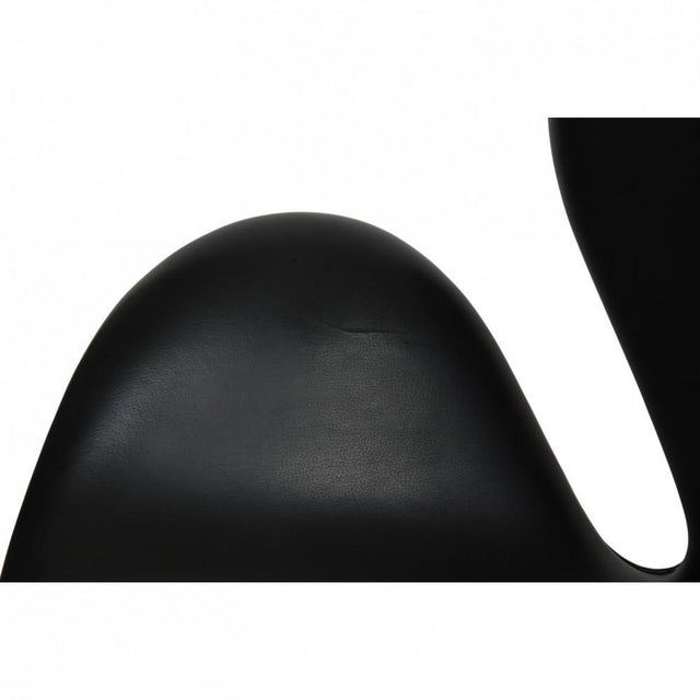 Swan Chair in Original Black Aura Leather by Arne Jacobsen For Sale - Image 13 of 18