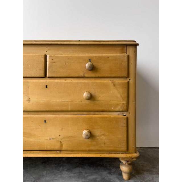Antique 19th Century English Victorian Pine 2/2 Chest of Drawers For Sale - Image 4 of 8