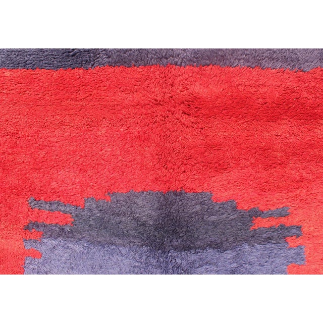 Turkish Tulu Rug With Modern Minimalist Design in Blue, Red and Luxurious Wool For Sale - Image 10 of 12